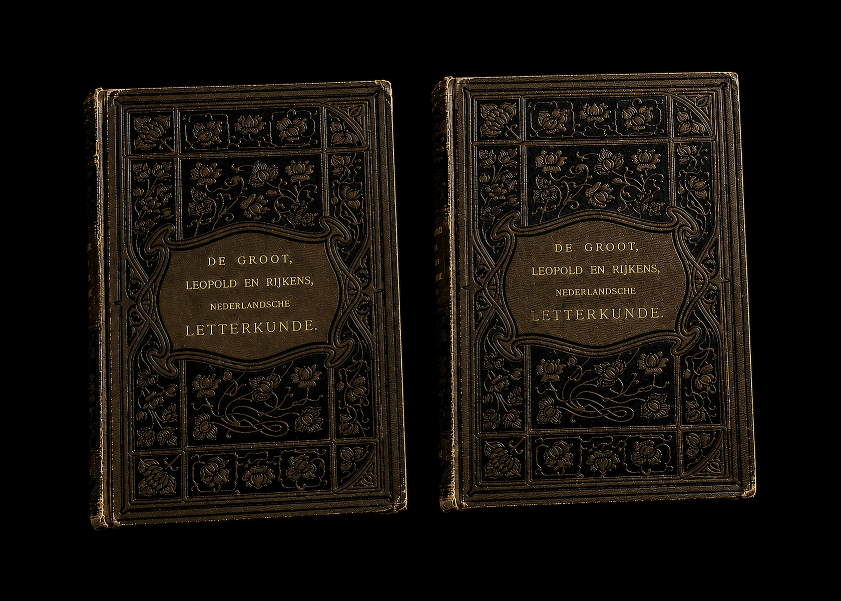 Antieke Nederlandse boeken op zwarte achtergrond als beeld voor Nederlands.